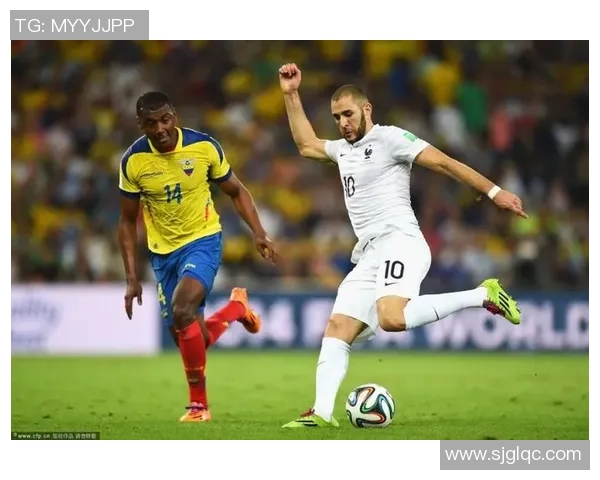 射门技巧卓越的足球明星们展现绝佳进攻能力与精彩瞬间